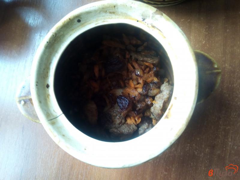 Фото приготовление рецепта: Картофель со свининой и грибами в горшочках шаг №5