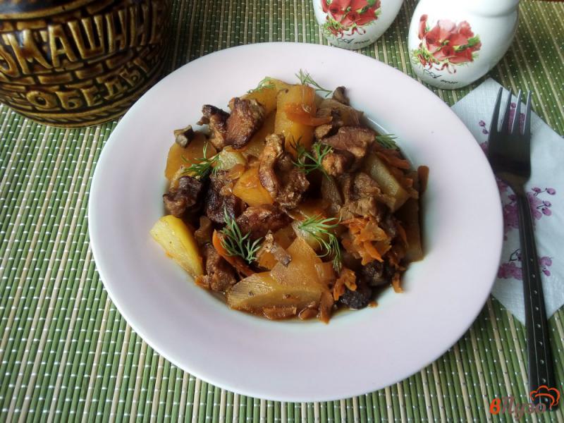 Фото приготовление рецепта: Картофель со свининой и грибами в горшочках шаг №11