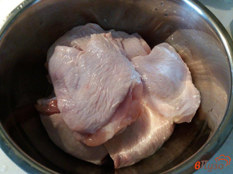 Фото приготовление рецепта: Куриные бедрышки, запеченные с овощами шаг №1