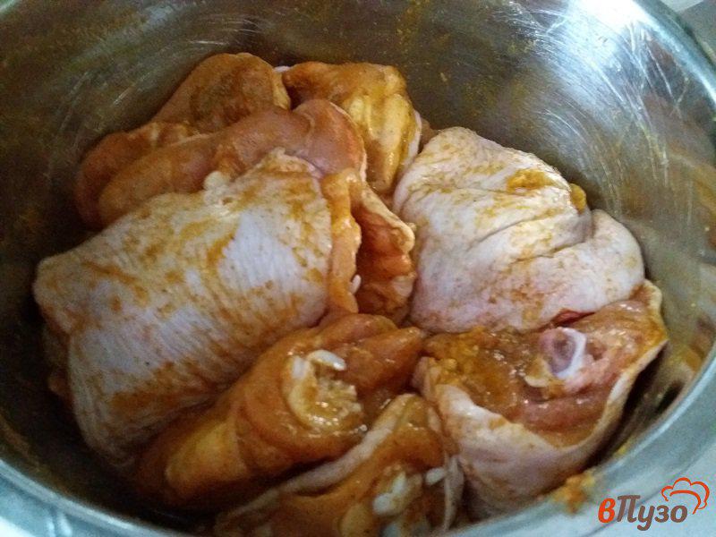 Фото приготовление рецепта: Куриные бедрышки, запеченные с овощами шаг №2