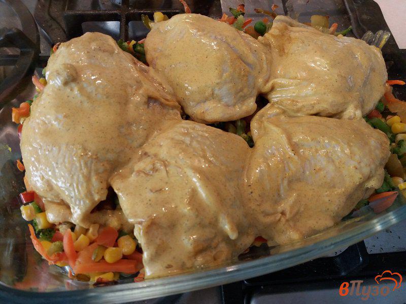 Фото приготовление рецепта: Куриные бедрышки, запеченные с овощами шаг №6