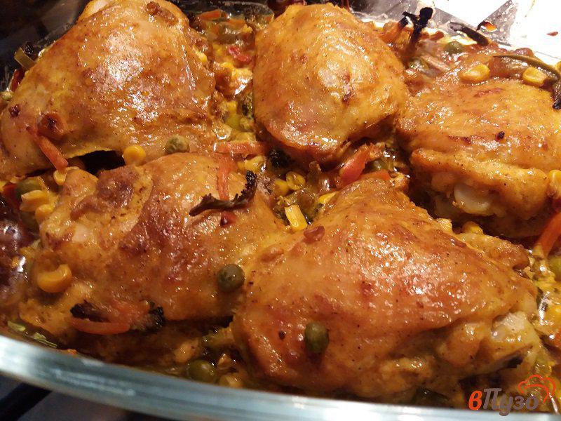 Фото приготовление рецепта: Куриные бедрышки, запеченные с овощами шаг №9