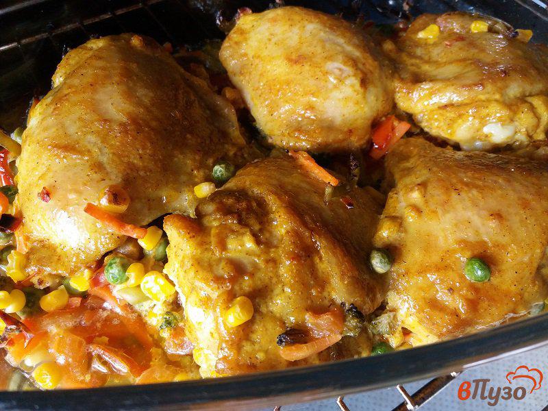 Фото приготовление рецепта: Куриные бедрышки, запеченные с овощами шаг №7