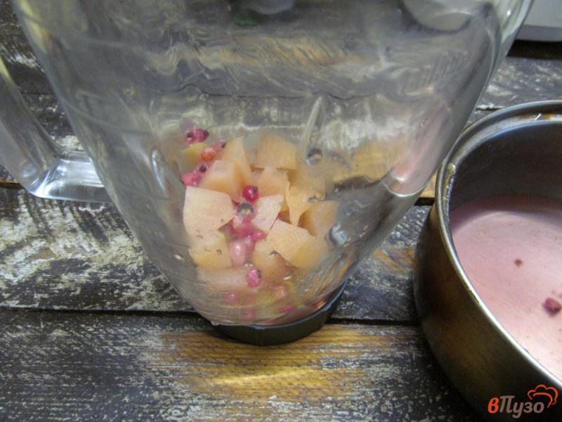 Фото приготовление рецепта: Яблочно-смородиновый мусс на манной крупе шаг №4