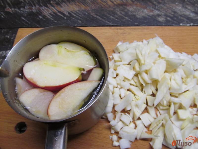 Фото приготовление рецепта: Щи из свежей капусты с яблоком шаг №2
