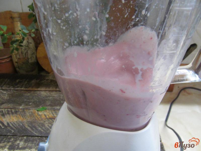 Фото приготовление рецепта: Молочный коктейль из банана с красной смородины шаг №4