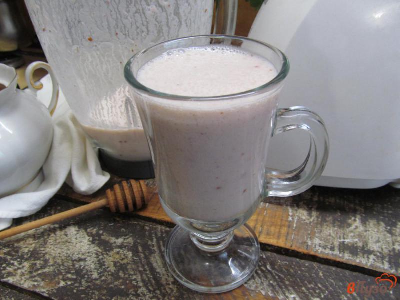 Фото приготовление рецепта: Молочный коктейль из банана с красной смородины шаг №5
