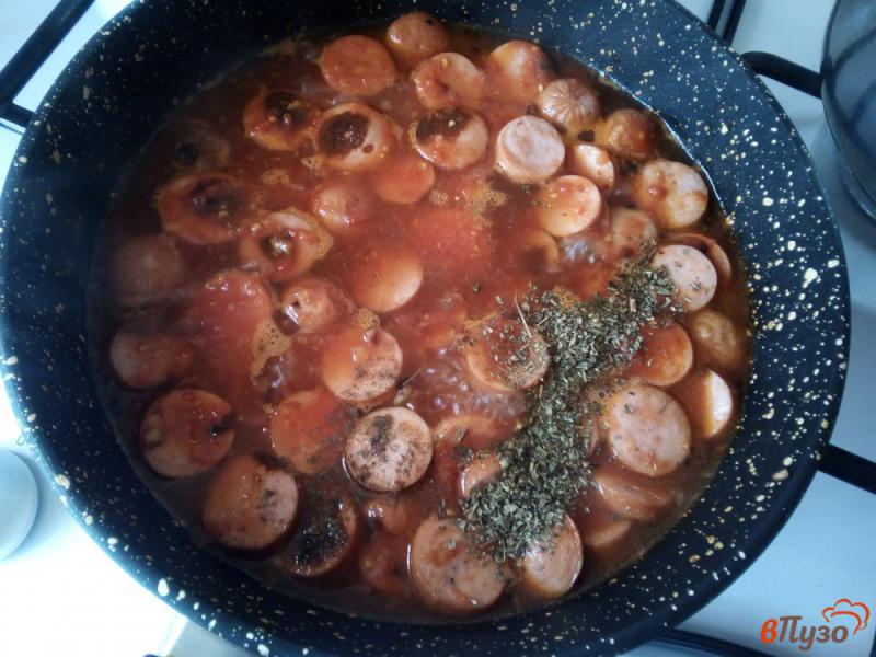 Фото приготовление рецепта: Спагетти с томатным соусом и сосисками шаг №2