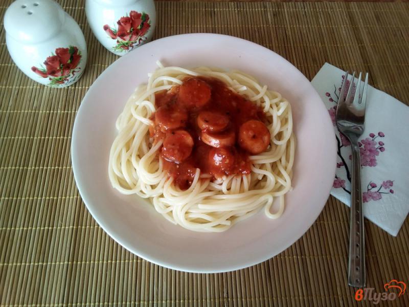 Фото приготовление рецепта: Спагетти с томатным соусом и сосисками шаг №6