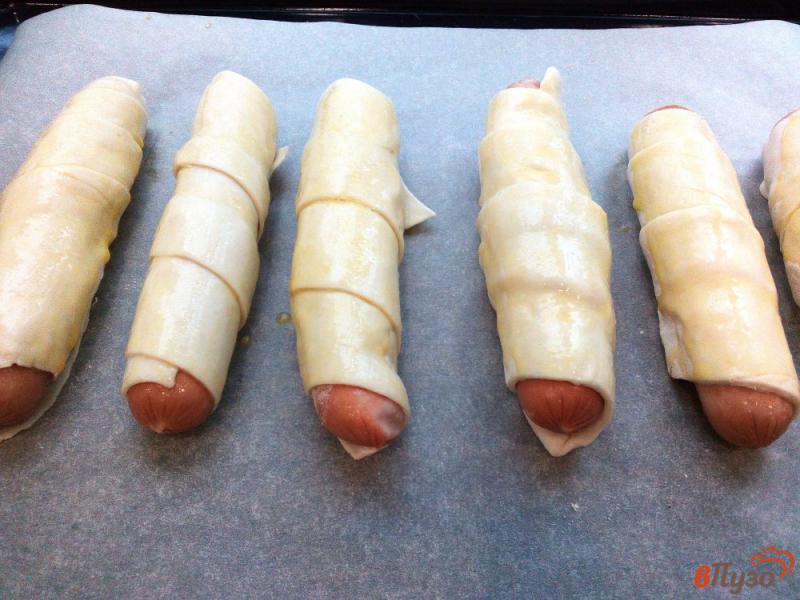 Фото приготовление рецепта: Полукопченые сосиски в слоеном тесте шаг №8