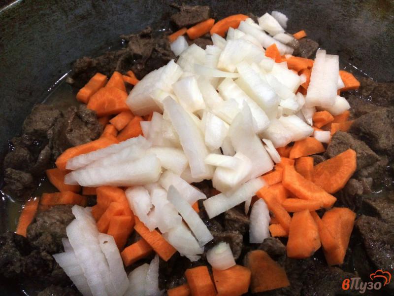 Фото приготовление рецепта: Рис с овощами и свиной печенью шаг №3