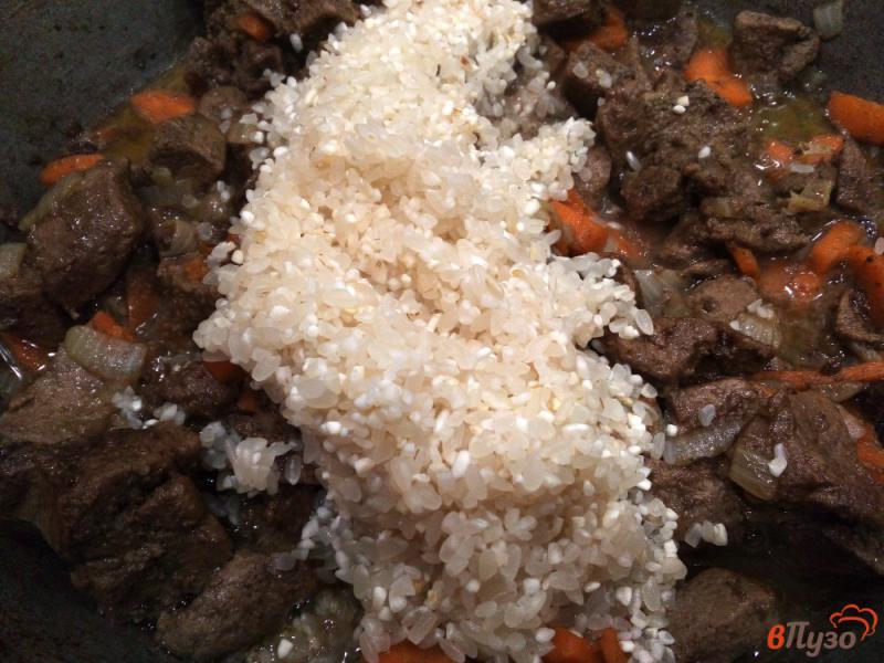 Фото приготовление рецепта: Рис с овощами и свиной печенью шаг №4