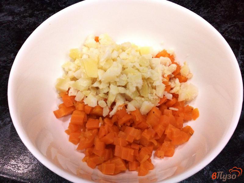 Фото приготовление рецепта: Салат с вареными овощами, фасолью и солеными огурцами шаг №2