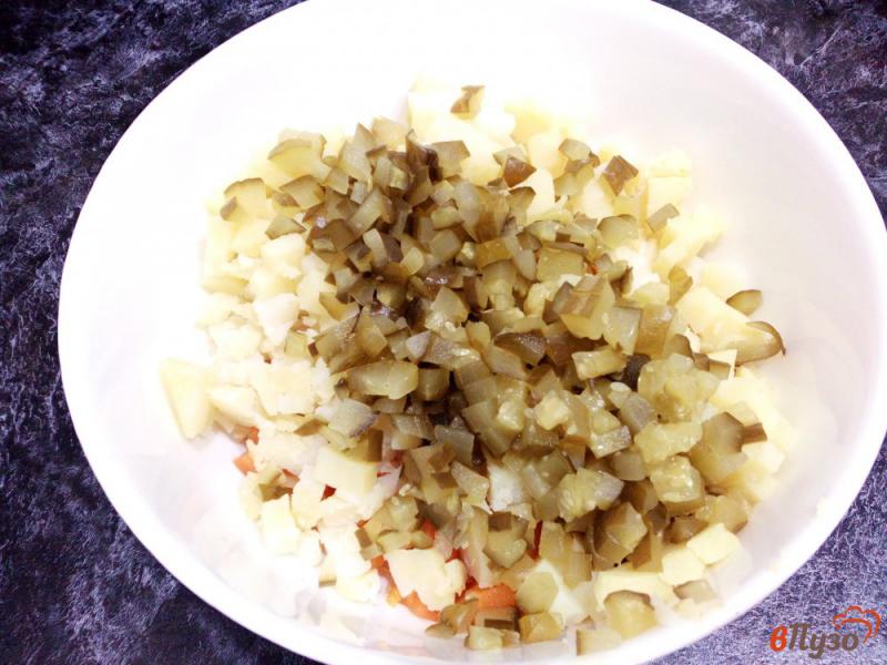 Фото приготовление рецепта: Салат с вареными овощами, фасолью и солеными огурцами шаг №3