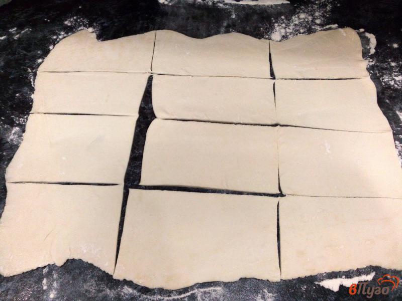 Фото приготовление рецепта: Пирожки из слоеного теста с вареной сгущенкой шаг №2