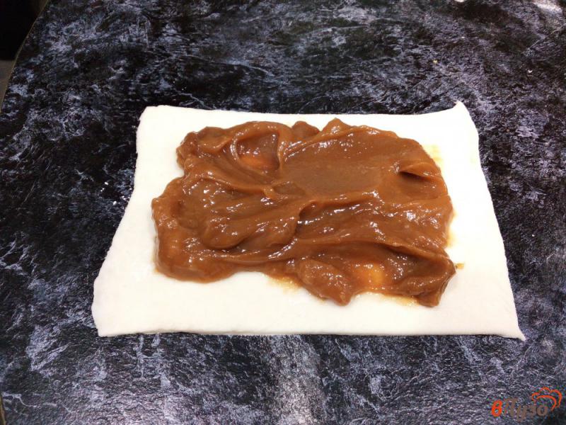 Фото приготовление рецепта: Пирожки из слоеного теста с вареной сгущенкой шаг №3
