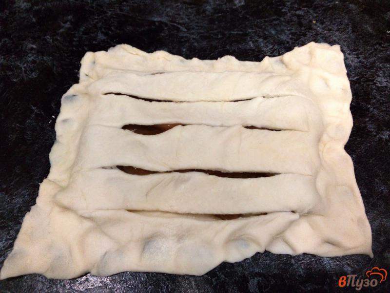 Фото приготовление рецепта: Пирожки из слоеного теста с вареной сгущенкой шаг №5