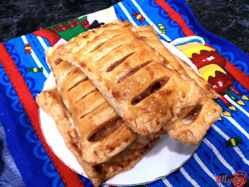 Фото приготовление рецепта: Пирожки из слоеного теста с вареной сгущенкой шаг №7