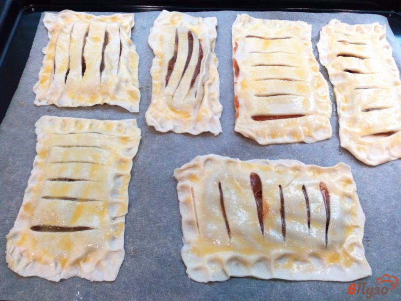 Фото приготовление рецепта: Пирожки из слоеного теста с вареной сгущенкой шаг №6