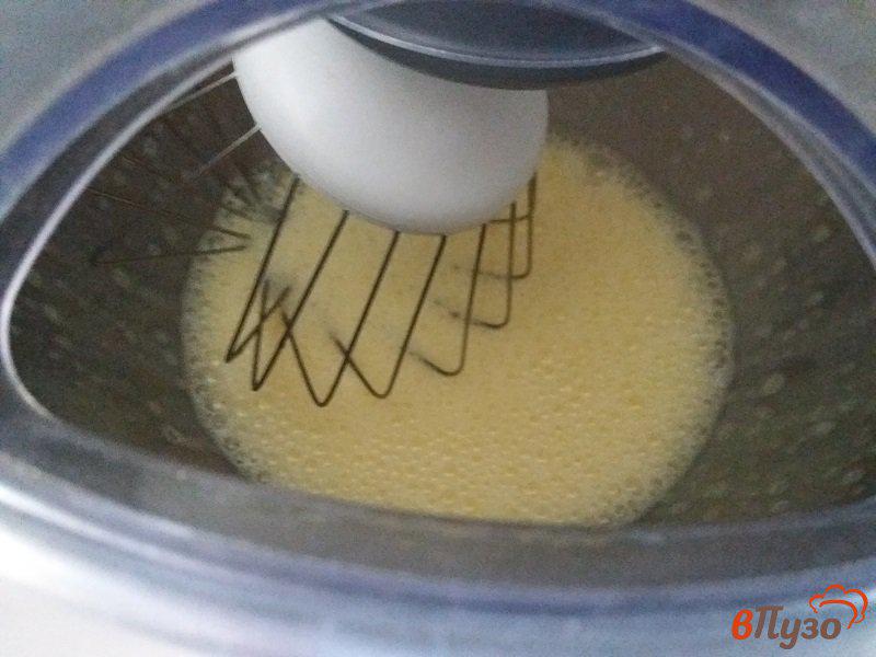 Фото приготовление рецепта: Фруктовый бисквитный  пирог с белковой глазурью шаг №2