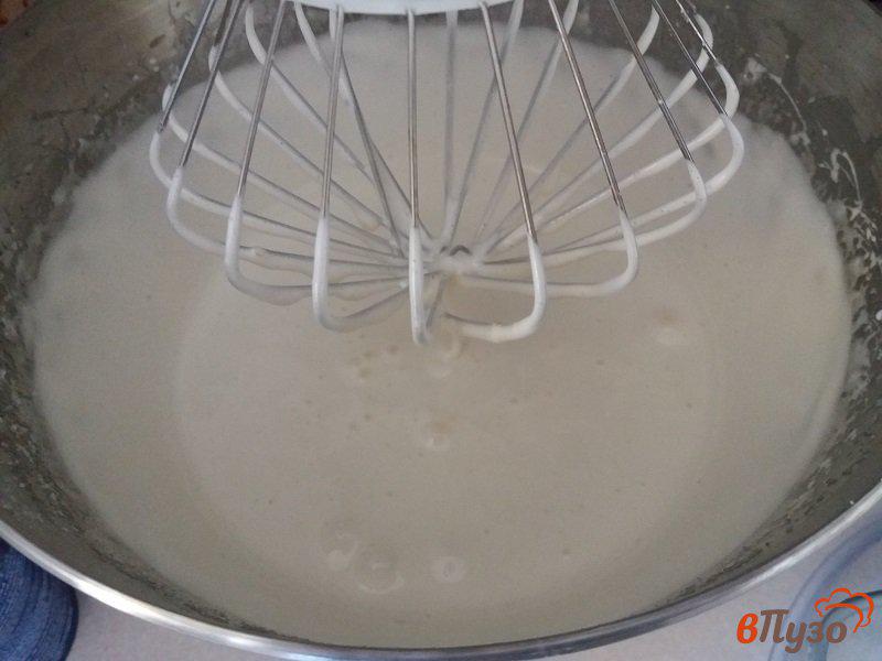 Фото приготовление рецепта: Фруктовый бисквитный  пирог с белковой глазурью шаг №3