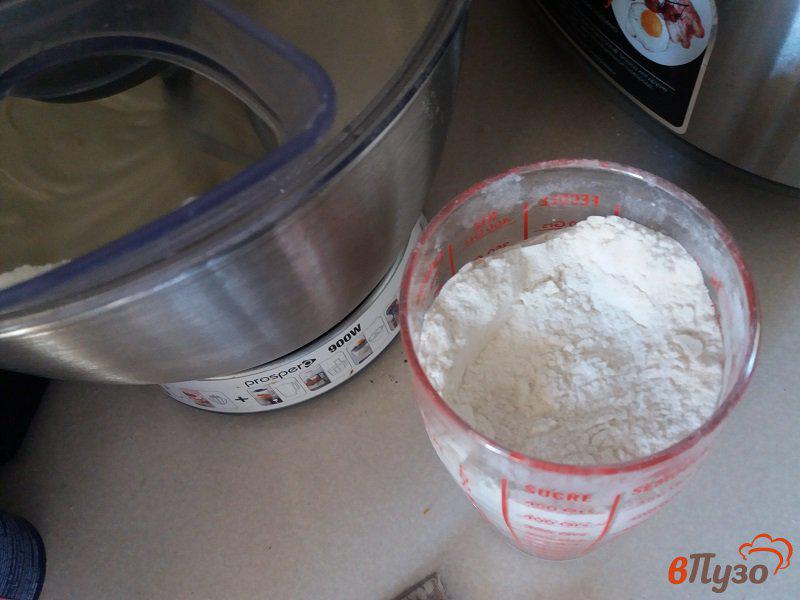 Фото приготовление рецепта: Фруктовый бисквитный  пирог с белковой глазурью шаг №5