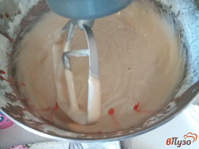 Фото приготовление рецепта: Фруктовый бисквитный  пирог с белковой глазурью шаг №6