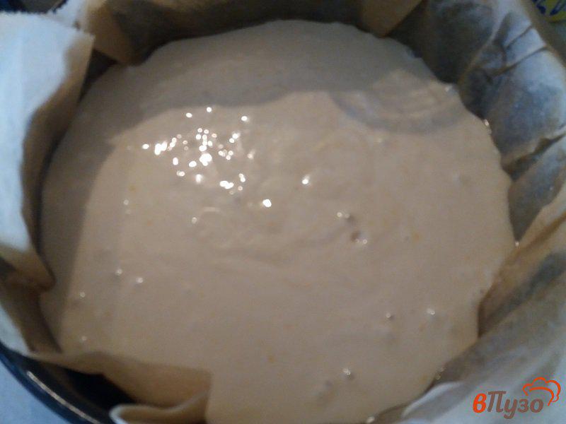 Фото приготовление рецепта: Фруктовый бисквитный  пирог с белковой глазурью шаг №7