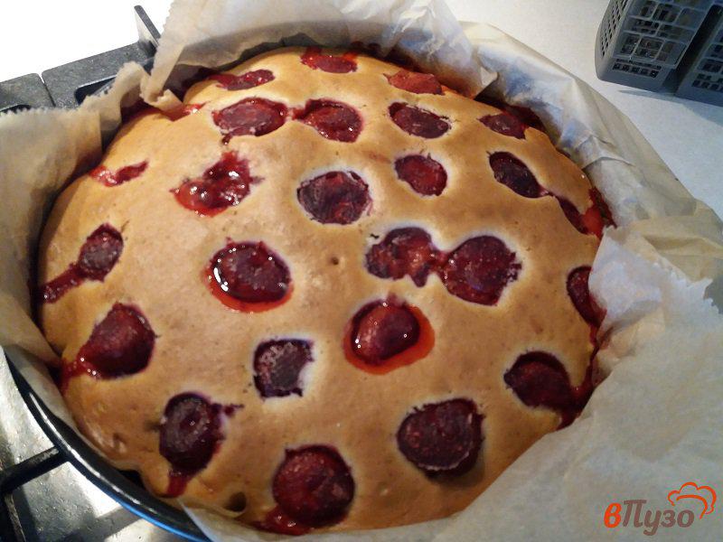 Фото приготовление рецепта: Фруктовый бисквитный  пирог с белковой глазурью шаг №9