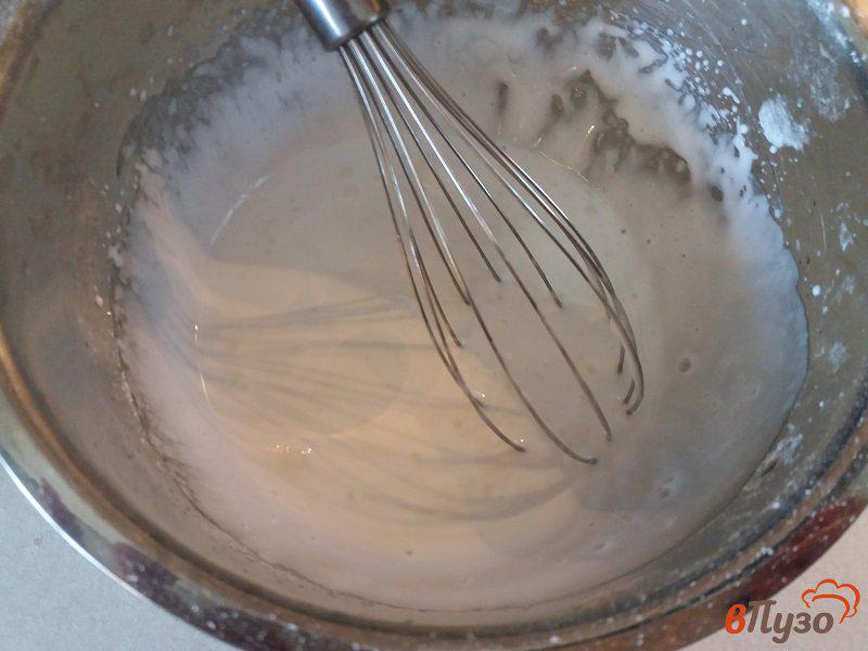 Фото приготовление рецепта: Фруктовый бисквитный  пирог с белковой глазурью шаг №10