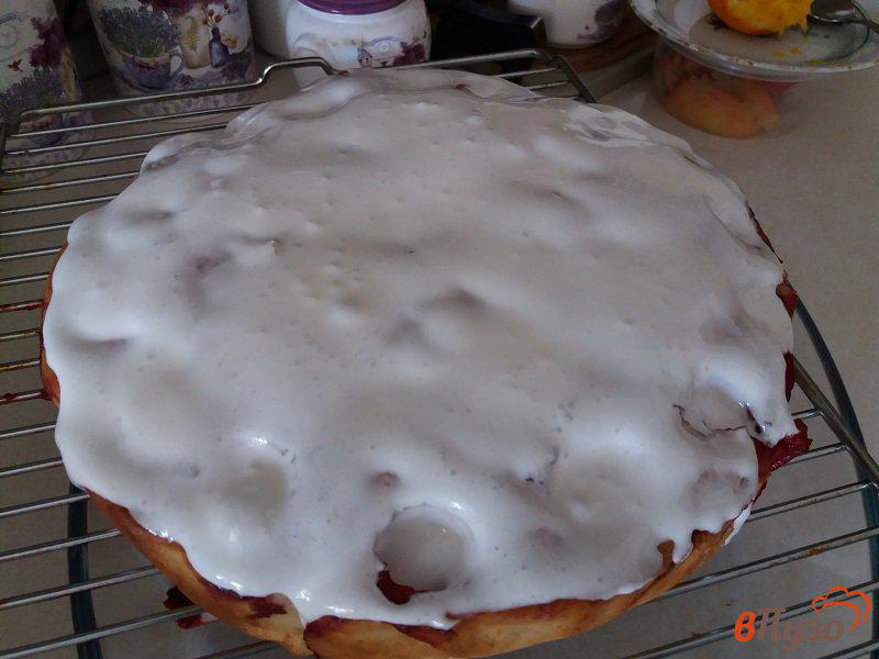 Фото приготовление рецепта: Фруктовый бисквитный  пирог с белковой глазурью шаг №11