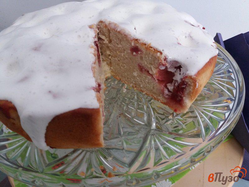 Фото приготовление рецепта: Фруктовый бисквитный  пирог с белковой глазурью шаг №13