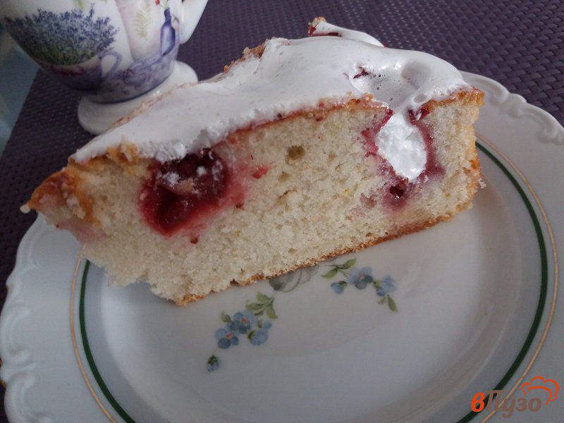 Фото приготовление рецепта: Фруктовый бисквитный  пирог с белковой глазурью шаг №14