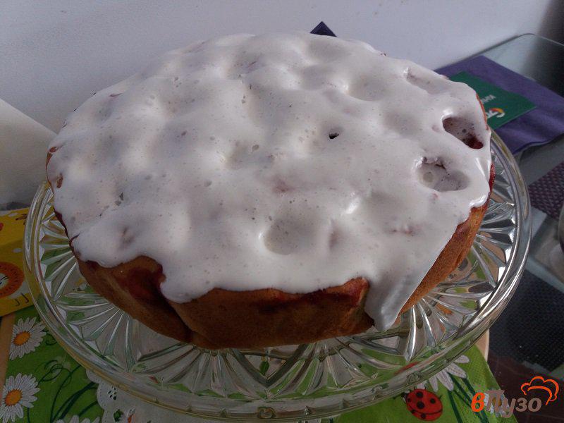 Фото приготовление рецепта: Фруктовый бисквитный  пирог с белковой глазурью шаг №12
