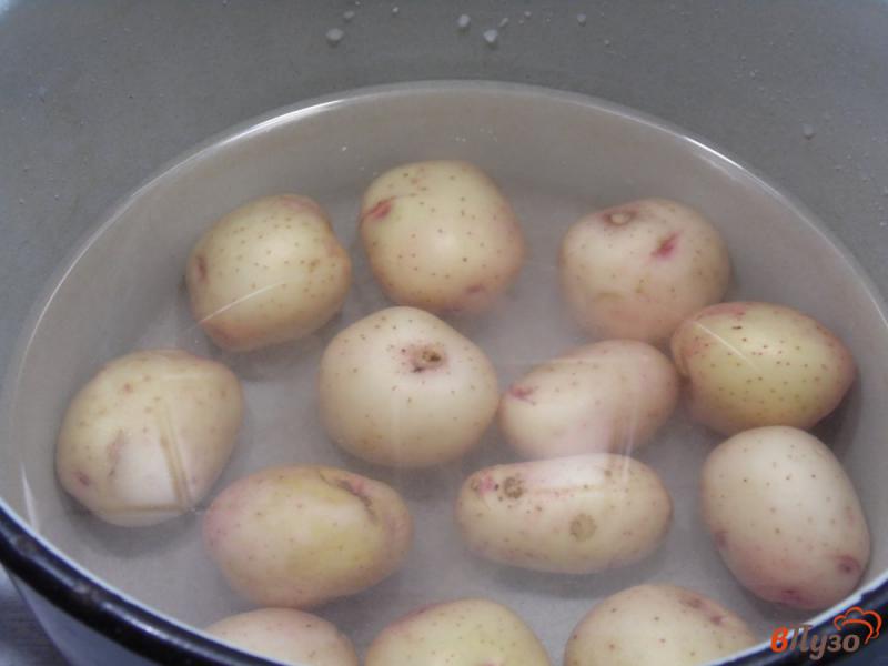 Фото приготовление рецепта: Салат с молодым картофелем стручковой фасолью и колбасками шаг №1