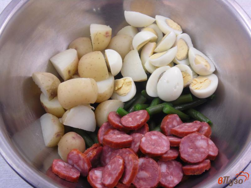 Фото приготовление рецепта: Салат с молодым картофелем стручковой фасолью и колбасками шаг №4