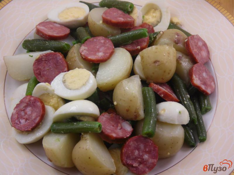 Фото приготовление рецепта: Салат с молодым картофелем стручковой фасолью и колбасками шаг №5