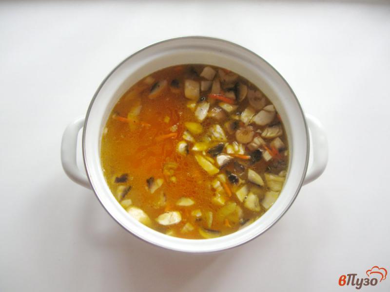Фото приготовление рецепта: Щавелевый суп с грибами шаг №4
