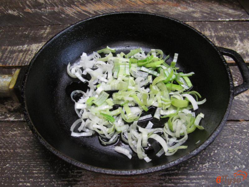 Фото приготовление рецепта: Салат из копченой грудинки с луком-порей и сельдереем шаг №1