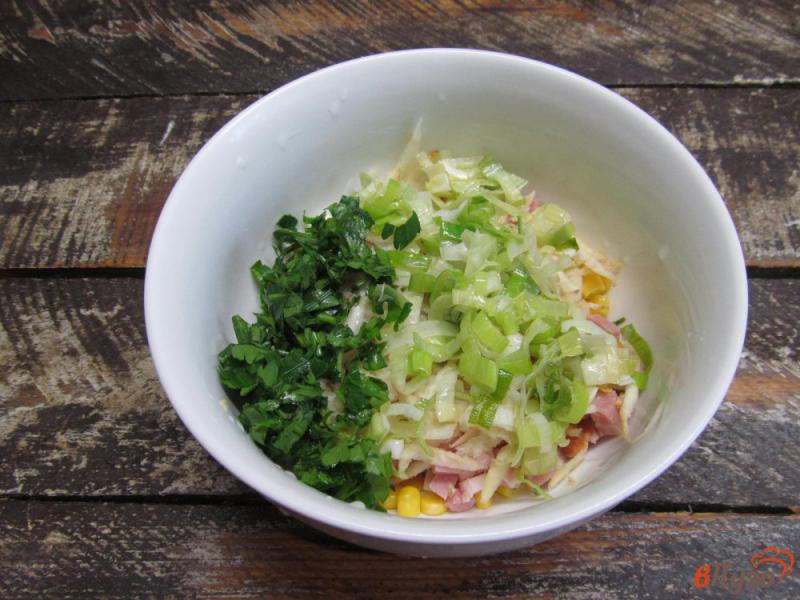 Фото приготовление рецепта: Салат из копченой грудинки с луком-порей и сельдереем шаг №5