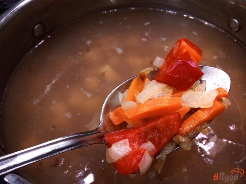 Фото приготовление рецепта: Гречневый суп с овощами и тушенкой шаг №6