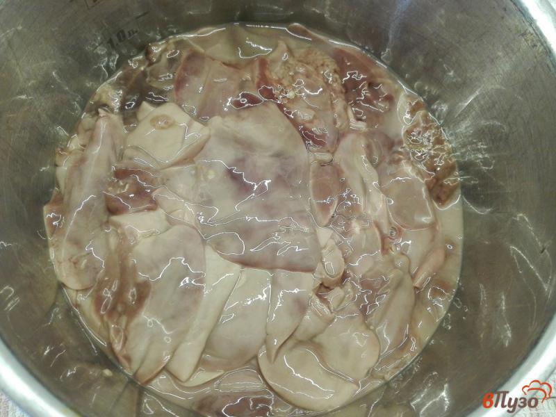 Фото приготовление рецепта: Паста с утиной печенью в сметанном соусе шаг №3