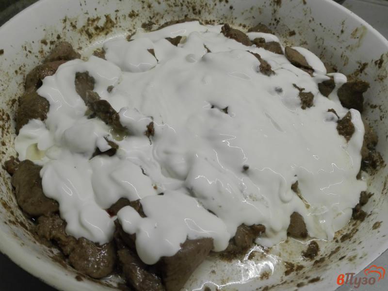 Фото приготовление рецепта: Паста с утиной печенью в сметанном соусе шаг №7