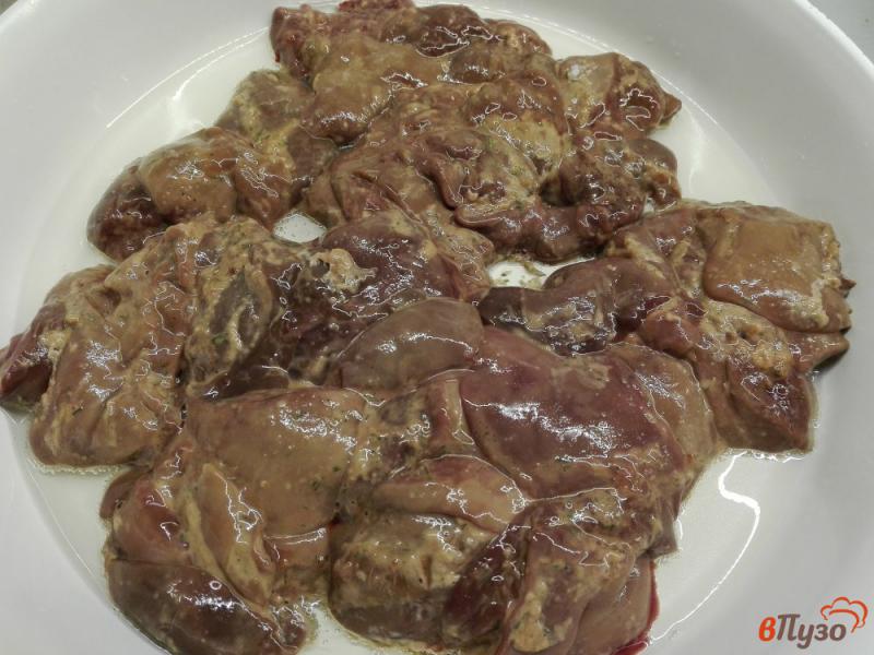 Фото приготовление рецепта: Паста с утиной печенью в сметанном соусе шаг №6