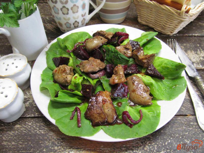 Фото приготовление рецепта: Салат с куриной печенью под соусом из красной смородины шаг №7