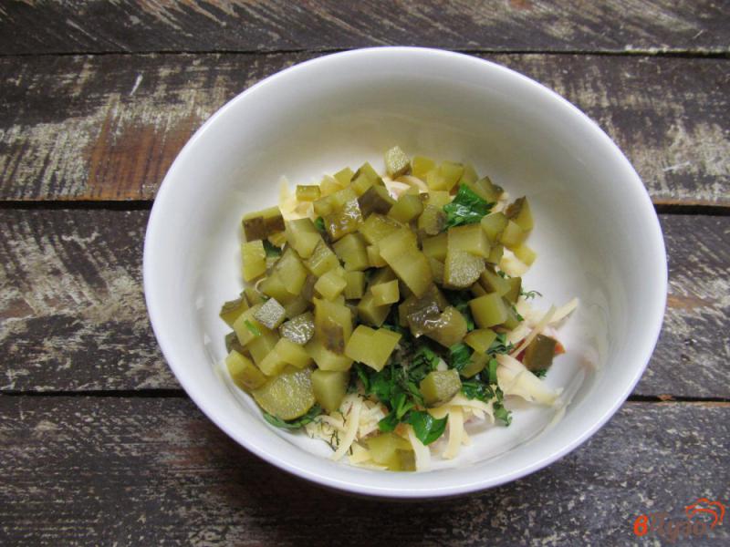 Фото приготовление рецепта: Швейцарский салат из ветчины с сыром шаг №4