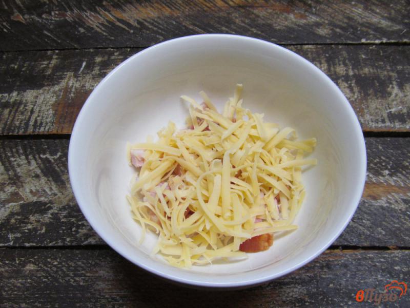 Фото приготовление рецепта: Швейцарский салат из ветчины с сыром шаг №2