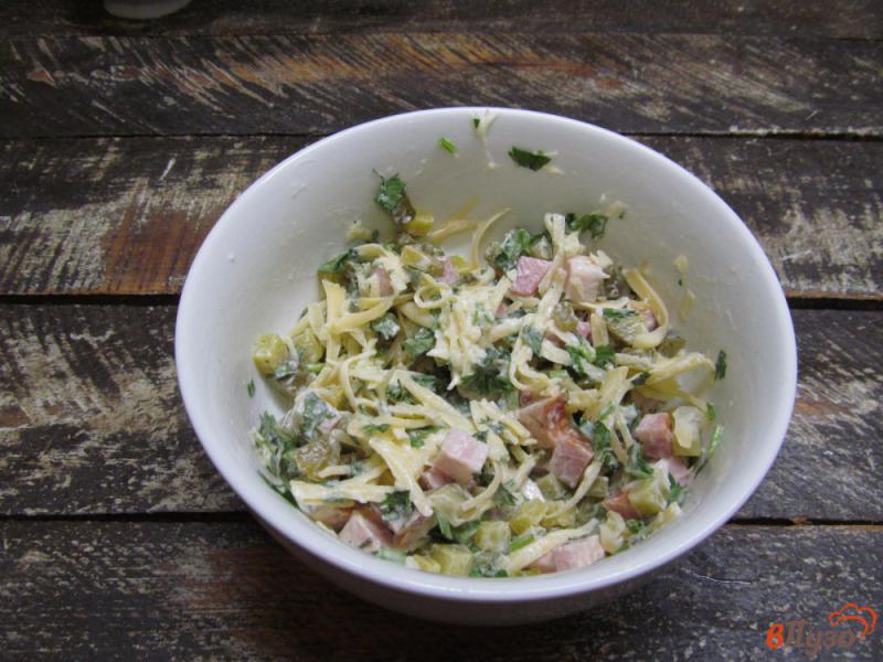 Фото приготовление рецепта: Швейцарский салат из ветчины с сыром шаг №5