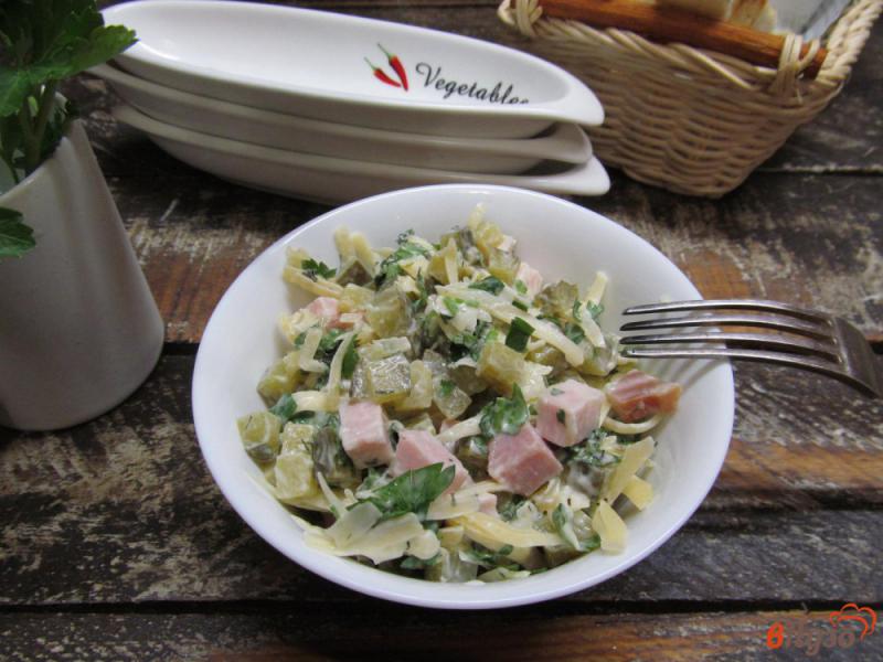 Фото приготовление рецепта: Швейцарский салат из ветчины с сыром шаг №6