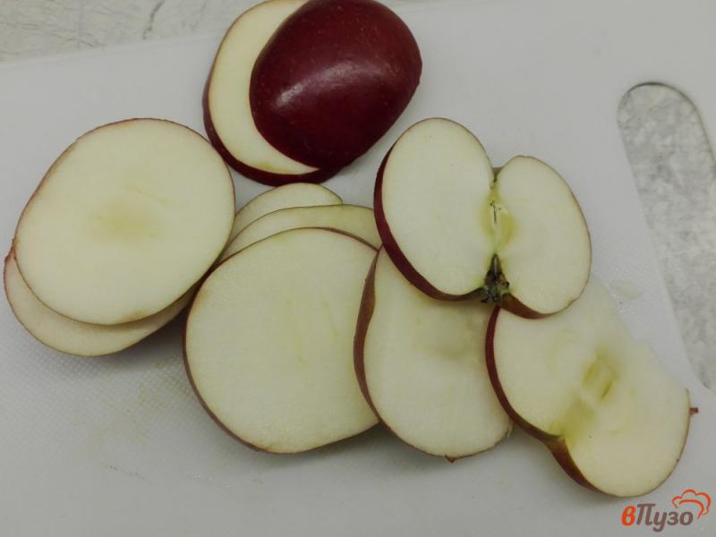 Фото приготовление рецепта: Компот из сушеной груши и свежего яблока шаг №2